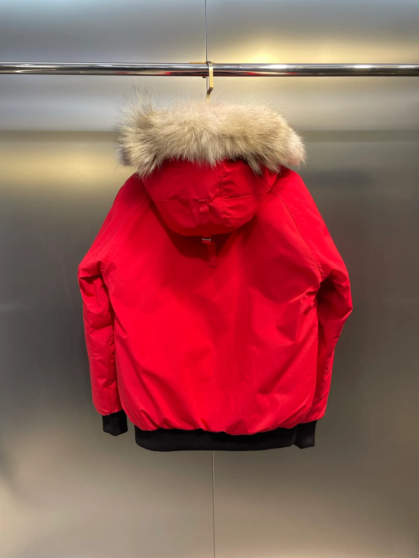 P760 high-end version Canada Goose Canada Goose #Chilliwack 7999M bomber jacket short down jacket/01 model #Men and Women Same Style# ➖ Genuine synchronous anti-counterfeiting chip sensor! ➖ Imported 21S polyester-cotton blended original fabric [last year’s 16S/18S hard fabrics have been completely eliminated, this year all use 21S genuine synchronous fabrics, the soft mid-strap feels delicate and textured], genuine synchronous Feather-Light 10D waterproof coating fabric, made of 84.5 polyester fiber and 15.5 cotton, 100% the best feel in the entire network! ➖ The genuine official website is synchronized with the national standard 80 white duck down, you can check the official website customer service, there will never be a series of misleading claims such as 90 down or goose down! ➖ Using the best nylon lining with double double-layer sealing design, velvet-proof No. 7 needle + grid-filled down ready-made garments, there is 100% no so-called velvet running! ➖ The cuffs are designed with thickened seamless threads, and the collar and pockets are lined with top-quality polar fleece to keep you warm and comfortable! ➖ Yoshida YKK provides original custom-made electroplated sliders. YKK two-way lockable zippers are tight and smooth and will not peel off paint! ➖ 3M composite guarantees that the Velcro is the same as the original, durable, and all accessories and hardware are custom-made! ➖ Imported BEHRINGER embroidery machine to customize the 10,000-needle embroidery logo, 98% of which can be reproduced to restore the original logo. You can check and compare on the official website! ➖ The fur collars are all made of large pieces of Western Canadian blue wolf hide, ensuring that each fur collar is 13-15cm wide!   Size:XS-XXL